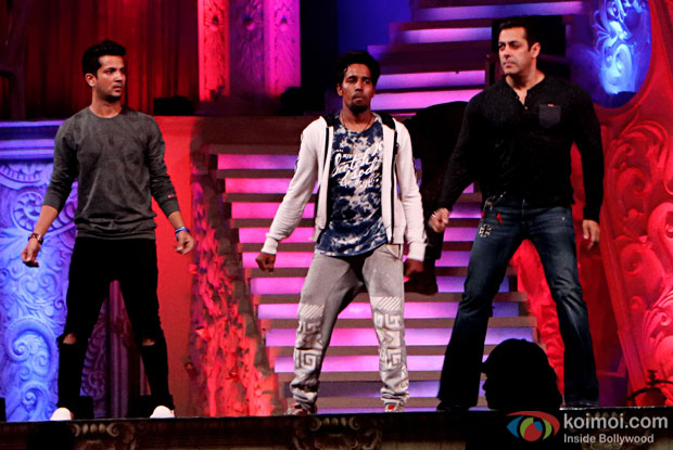 Salman Khan rehearsing at BKC for the screen awards