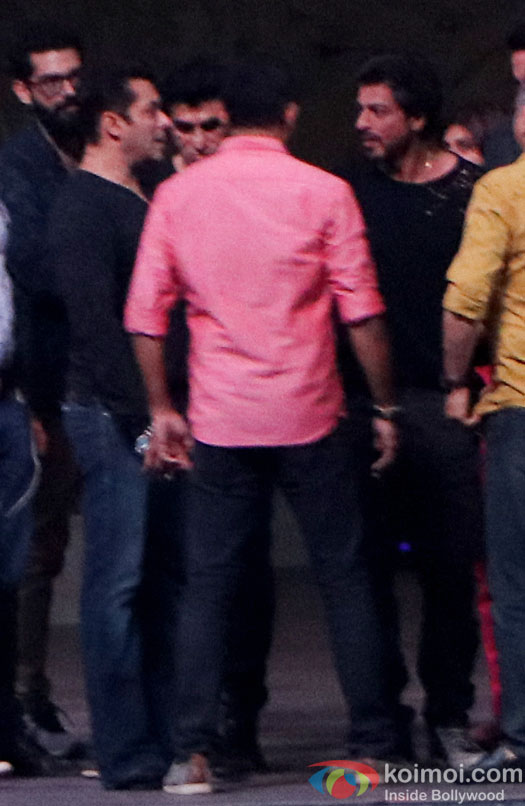 Salman Khan and Shah Rukh Khan were seen rehearsing together at BKC for the screen awards