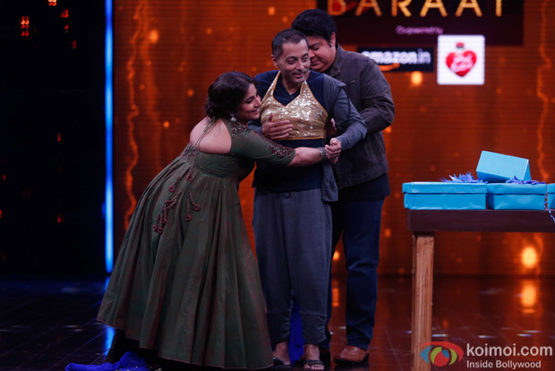 Vidya balan and Sujoy Ghosh during the promotion of Kahaani 2 on the sets of Yaaron Ki Baraat