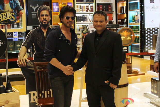 Shah Rukh Khan meets Raees at the Mumbai Duty Free Store