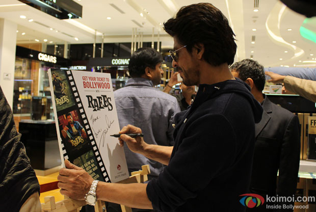 Shah Rukh Khan meets Raees at the Mumbai Duty Free Store