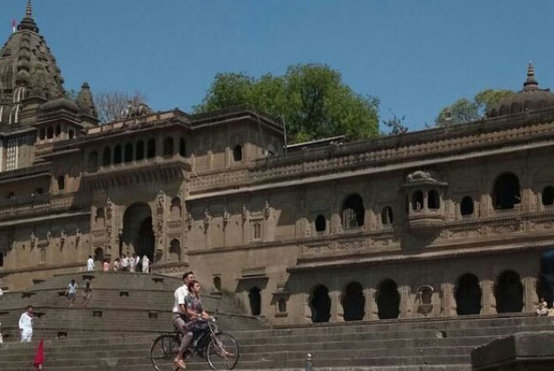 Here Are The Leaked Pics Of Akshay Kumar & Radhika Apte From PadMan