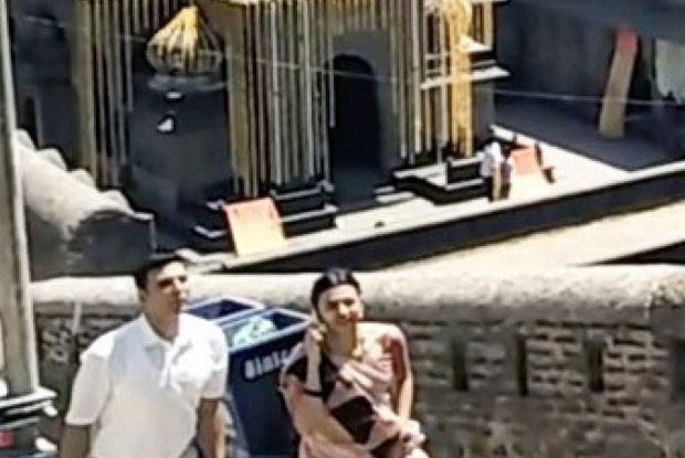 Here Are The Leaked Pics Of Akshay Kumar & Radhika Apte From PadMan