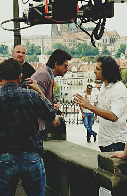 SRK's approach is very theatrical: Imtiaz Ali