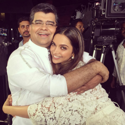 The Tight Hug Picture OF Deepika and Ranveer Going Viral Is Fake! Here's The Proof