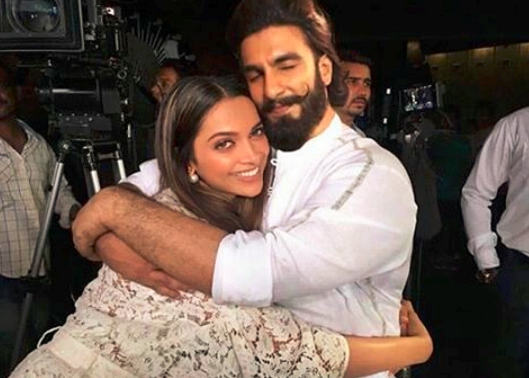 The Tight Hug Picture OF Deepika and Ranveer Going Viral Is Fake! Here's The Proof