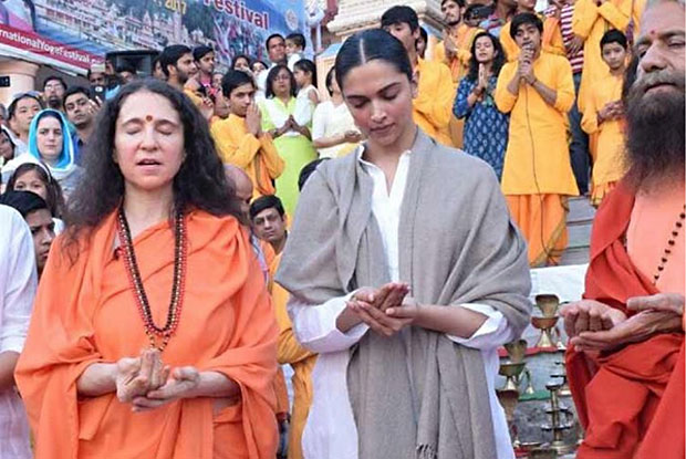 Deepika Padukone Performs The Ganga Aarti | Pictures From Rishikesh Go Viral!