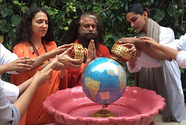 Deepika Padukone Performs The Ganga Aarti | Pictures From Rishikesh Go Viral!