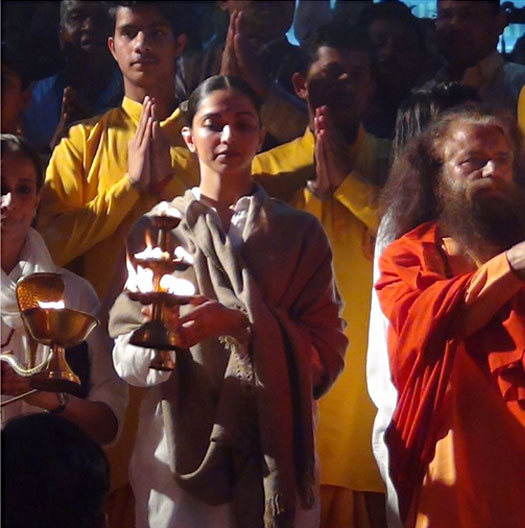Deepika Padukone Performs The Ganga Aarti | Pictures From Rishikesh Go Viral!