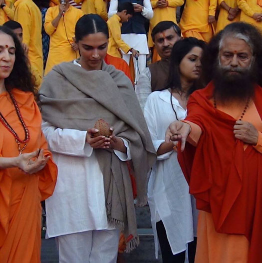Deepika Padukone Performs The Ganga Aarti | Pictures From Rishikesh Go Viral!