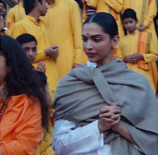 Deepika Padukone Performs The Ganga Aarti | Pictures From Rishikesh Go Viral!