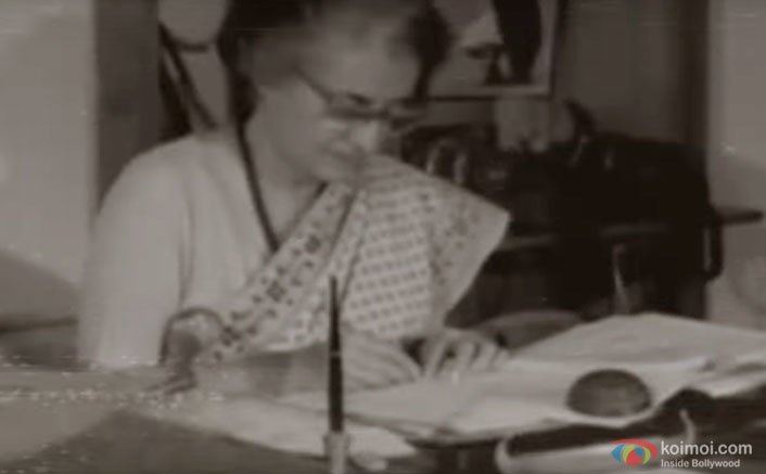  Indira Gandhi signing the Emergency pact