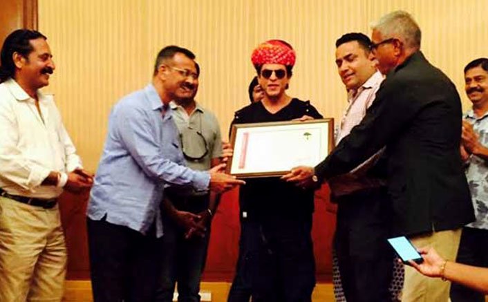 SRK accepts Honorary Membership from Jodhpur Tourist Guide Association