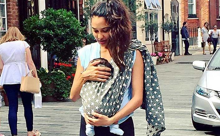 Lisa Haydon makes a point with breastfeeding photo