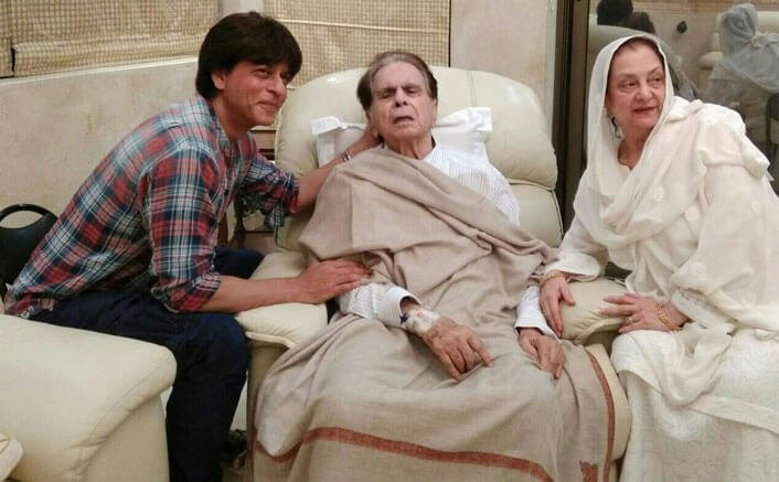 'Mooh bola beta' SRK visits Dilip Kumar