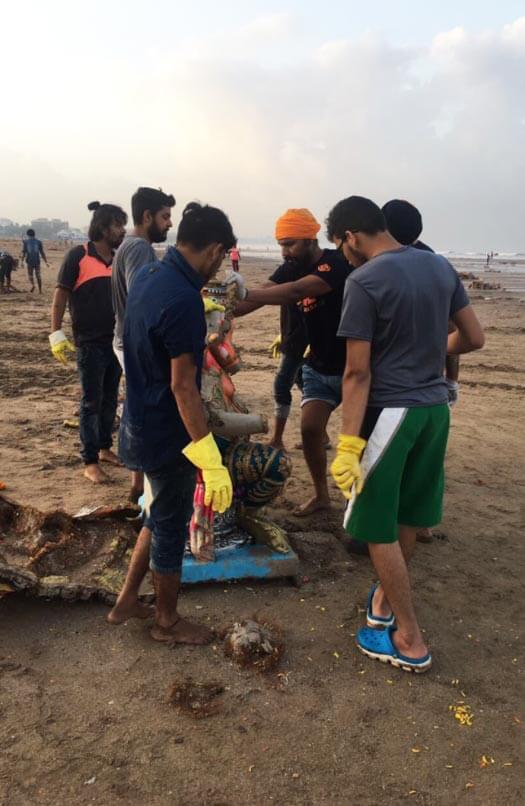 Randeep Hooda helps in cleaning Mumbai beach