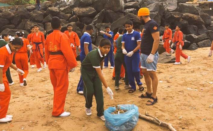 Randeep Hooda helps in cleaning Mumbai beach