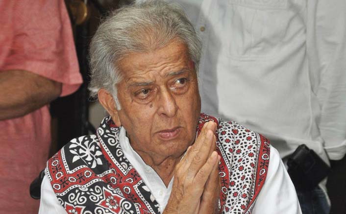 Shashi Kapoor wrapped in tricolour for last rites