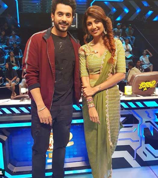 Sunny Singh poses with the gorgeous Shilpa Shetty on the sets of Super Dancer