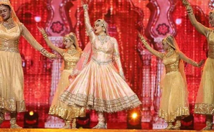 Rekha enchants cine lovers at IIFA with her performance