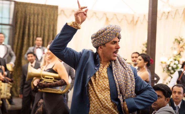 Akshay Kumar gets drunk, creates havoc while crooning 'Chad Gayi Hai' in an elite club