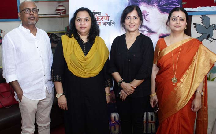 Dassehra Movie Singer Madhushree and Producer Aparana S Hosing Distributed Notebook at Nityanand BMC School