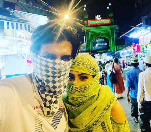 VIRAL: Sara Ali Khan & Kartik Aaryan Hide Their Faces As They Make Their Way To Dargah!
