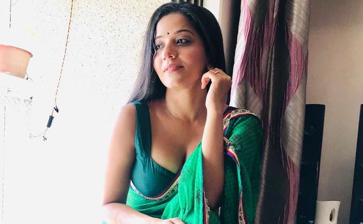 Fans swoon over Monalisa's 'Kamariya' act