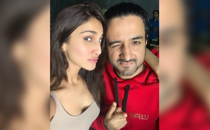 Vaani Kapoor Wishes Her War 'Captain' Siddharth Anand For Birthday With A Quirky Selfie!
