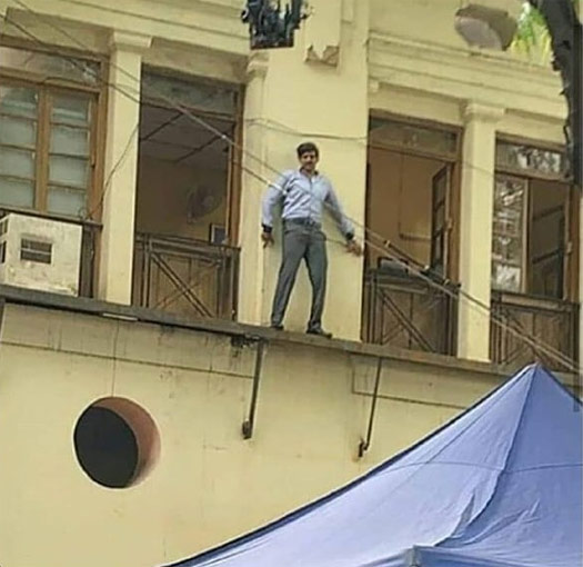 Pati Patni Aur Woh Scene Leaked! Kartik Aaryan Climbs The Wall And We Wonder Who Did He Climb It For
