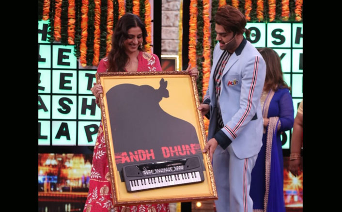 Here's what Maniesh Paul gifted Tabu on his show ' Movie, Masti with Maniesh Paul'!