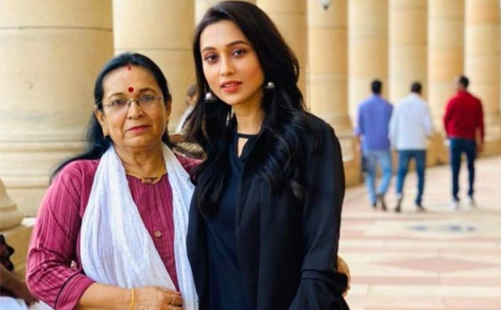 Mimi shares pic with mom outside Parliament