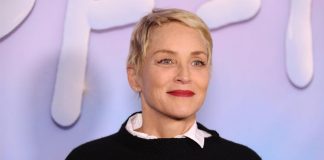 Sharon Stone recreates leg-crossing scene in 'Basic Instinct'