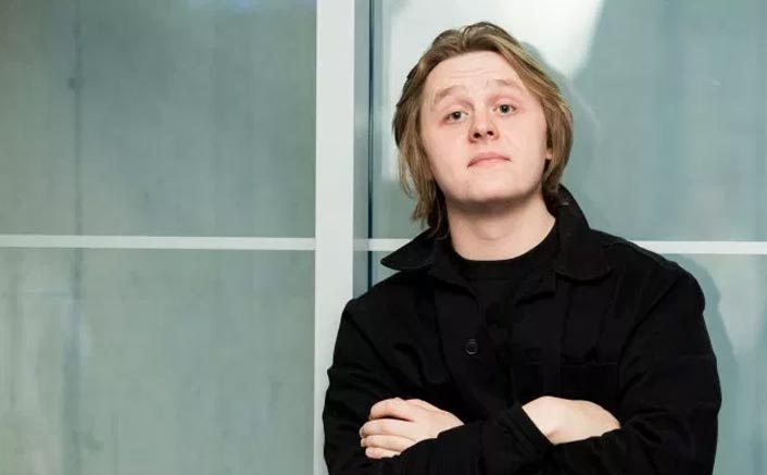 Why Lewis Capaldi wants dating help from friends?