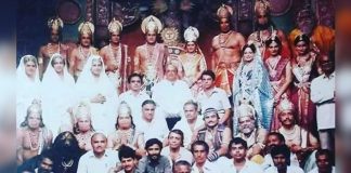 Ramayan’s Arun Govil and Deepika Chikhlia Share A Throwback Picture With Whole Cast & Crew; The Pic Goes Viral In No Time