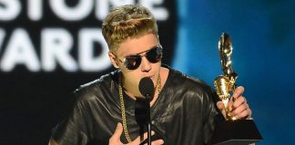 WHEN JUSTIN BIEBER WAS BOOED ON THE STAGE AT THE BILLBOARD MUSIC AWARDS 2013
