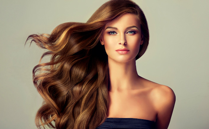 Tired Of Expensive Shampoos To Treat Dandruff? This 'Ghar Ka Nuska' Literally Costs NOTHING & The Results Are So Satisfying