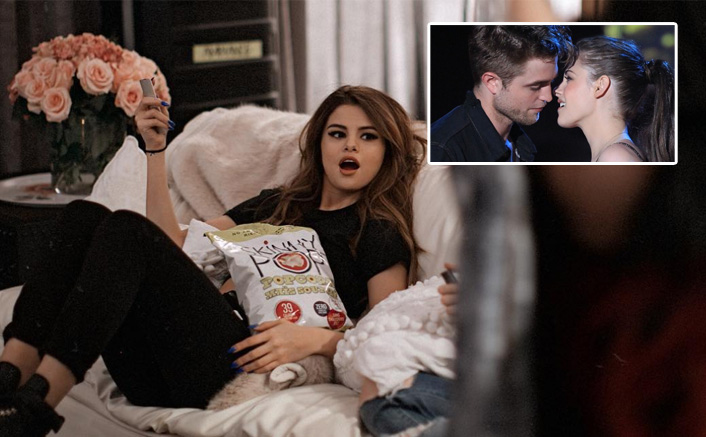 Selena Gomez’s Reaction To Robert Pattinson & Kristen Stewart ALMOST Kissing On Stage Fuels Our Craving For A Tub of Popcorn!