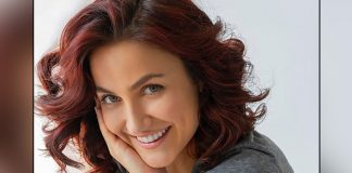 Elli AvrRam does the full split in her new post