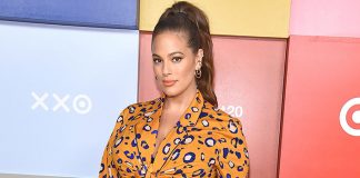 Ashley Graham Bares It All For A Bathroom Mirror Selfie Calls Herself, "Nakie Big Girl"