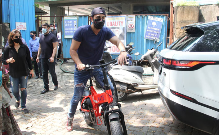 Ranbir Kapoor Flaunts His Bicycle In These Pics, Spotted With Mom Neetu Kapoor!