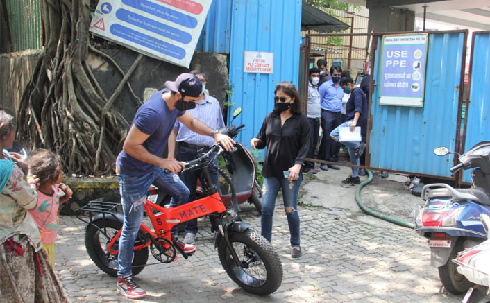 Ranbir Kapoor Flaunts His Bicycle In These Pics, Spotted With Mom Neetu Kapoor!