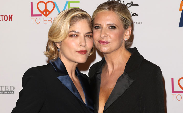 Selma Blair & Sarah Michelle Gellar Recreate The Iconic Kiss From 'Cruel Intentions'