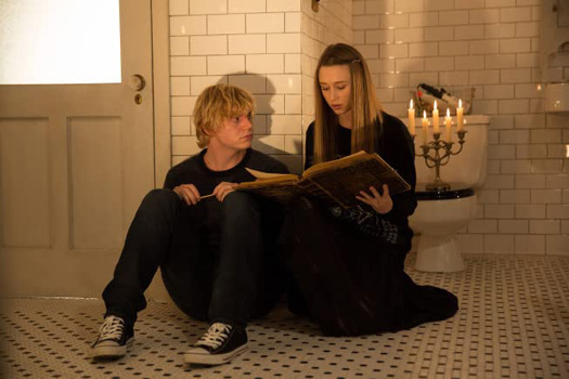 Tate Langdon & Violet Harmon In A Still From American Horror Story