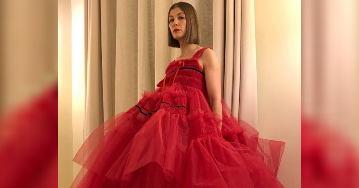 ROSAMUND PIKE BURIES AWARDS IN HER BACK GARDEN