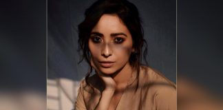 Asha Negi takes a jibe at celebs posing while getting the jab