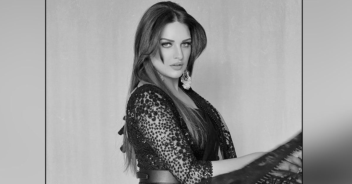 Himanshi Khurana Looks Like A Black Rose In Her Picture & Will Leave You Speechless With Her Beauty