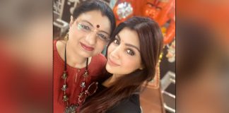 ”I wish I too could read stars, read faces and could predict like my mother as she’s an astrologer, would make better choices but no worries I have my mother to do that for me”, says Akanksha Puri on mother’s day