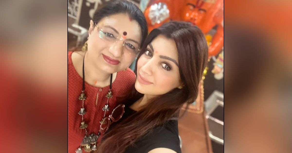 Akanksha Puri On Mother's Day: "Can Never Forget Driving Which I Learnt From The Best Driver In The World, My Mom" - Exclusive