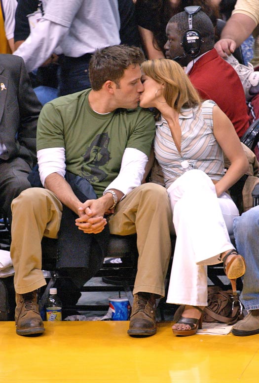 Ben Affleck & Jennifer Lopez's 'PDA' Hot Kiss Amid A Lakers' Game Screamed 'Single' At Us In Every Language, Check Out